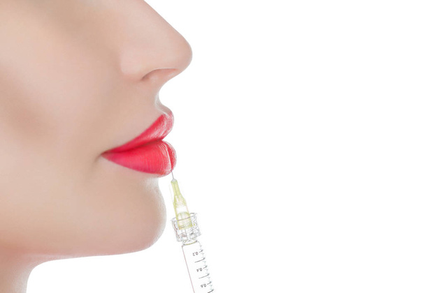 O médico cosmetologista faz as injeções rejuvenescedoras nos lábios de uma mulher bonita e jovem. Conceito de cosmetologia
. - Foto, Imagem