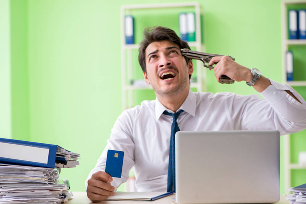 事務所での自殺を考えるビジネスマンの絶望  - 写真・画像