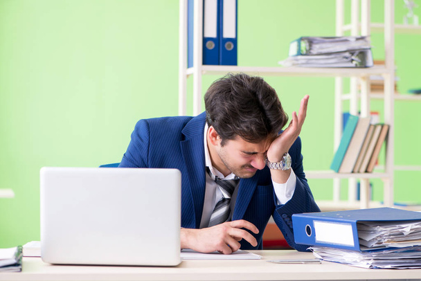 Üzletember elégedetlen a túlzott munka ül az irodában  - Fotó, kép