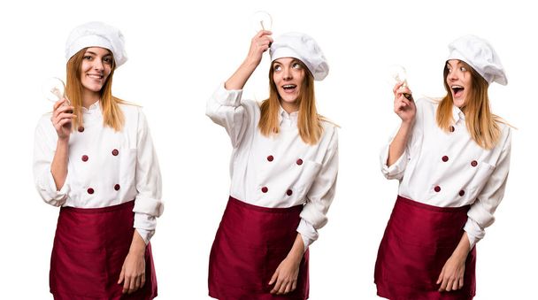 Conjunto de hermosa mujer chef sosteniendo una bombilla
 - Foto, Imagen