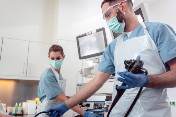 Tým lékařů provádějící endoskopii v nemocnici - Fotografie, Obrázek