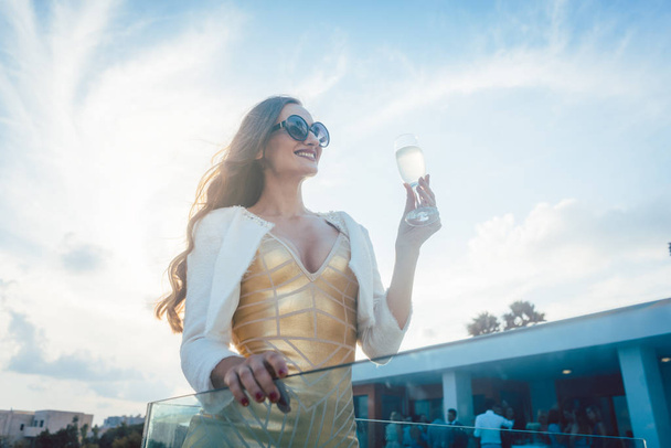 Žena s šampaňské na letní party - Fotografie, Obrázek