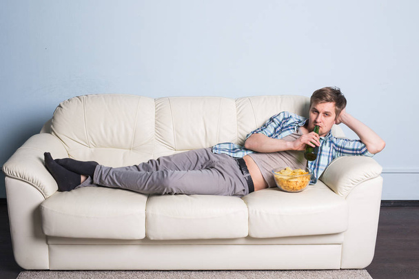 człowiek z piwo i chipsy, oglądanie tv w domu - Zdjęcie, obraz