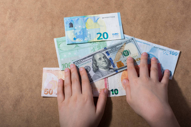 Банкноты американского доллара на деревянном фоне - Фото, изображение