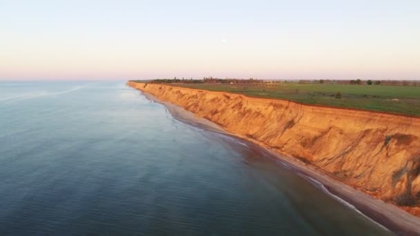 Vliegen over de zee richting rijzende zon - luchtfoto footage video - Video