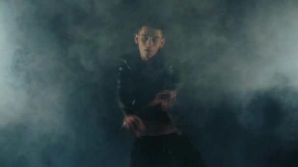 Sexy man dancing in smoke - Video, Çekim