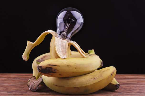 μπανάνες, γύρω από μια λάμπα - Φωτογραφία, εικόνα