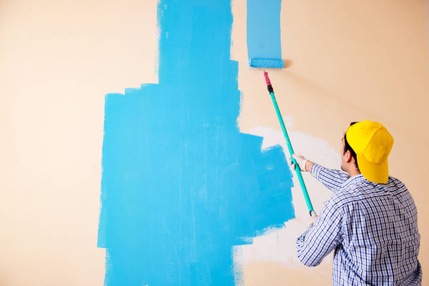 Pintor homem pintando a parede em casa - Foto, Imagem