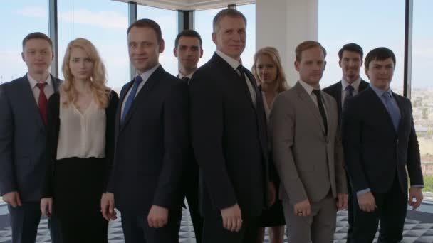Retrato de gente de negocios de pie en la oficina y mostrando el pulgar hacia arriba
 - Metraje, vídeo
