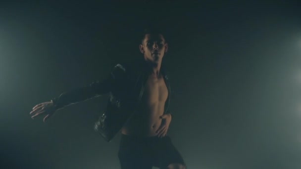 Seksikäs mies tanssii savussa
 - Materiaali, video