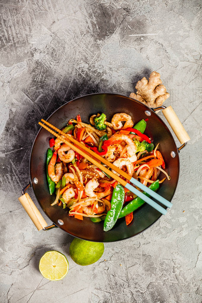 Stir fry with prawns, vegetables, soy sause and sesame - Foto, immagini
