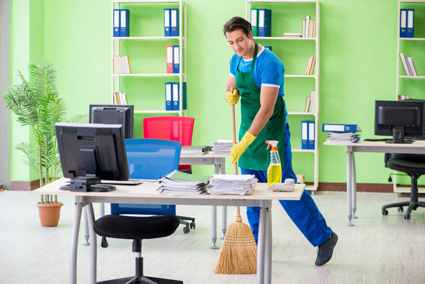 Nuori mies komea ammatillinen puhtaampaa puhdistus lattia bro - Valokuva, kuva
