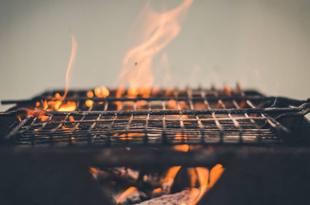 Gegrilde barbecue barbecue/Grill voor het grillen op houtskool op de outdoor - Foto, afbeelding