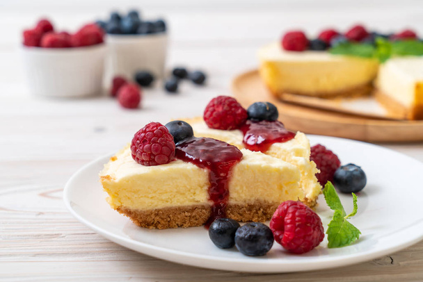 Homemade cheesecake with fresh raspberries and blueberries - Foto, Imagem