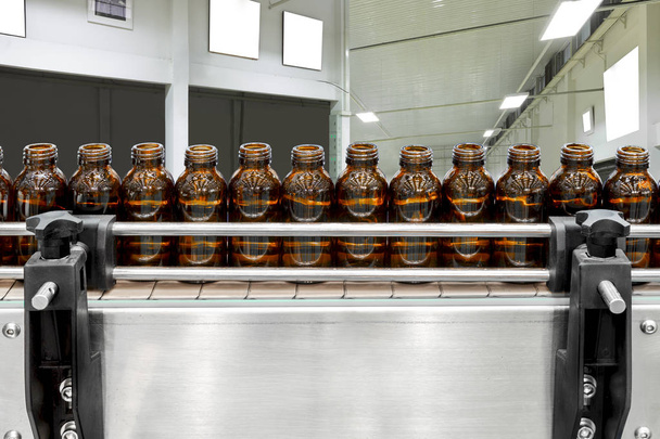 Sterylnych butelek na przenośniku linii produkcyjnej przemysłu farmaceutycznego. Maszyna dla płynnych leków szkła butelkowania. - Zdjęcie, obraz