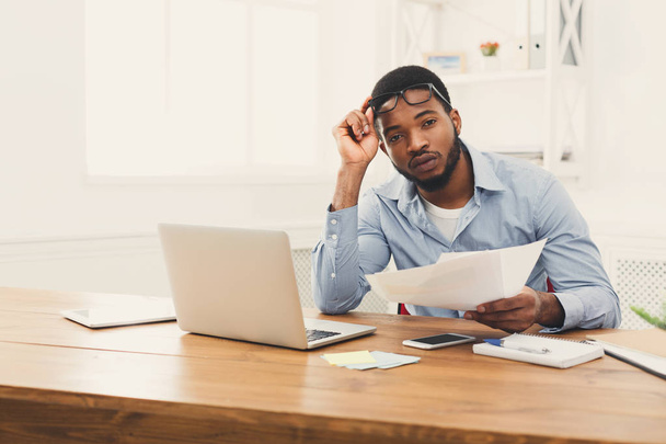 Mladý černý podnikatel pracuje s notebookem - Fotografie, Obrázek