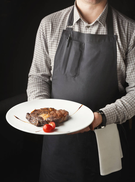 Kellner bietet köstliches Restaurant-Gericht - Foto, Bild