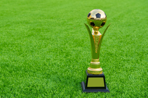 Trofeos de fútbol puestos en el campo verde hierba
. - Foto, Imagen