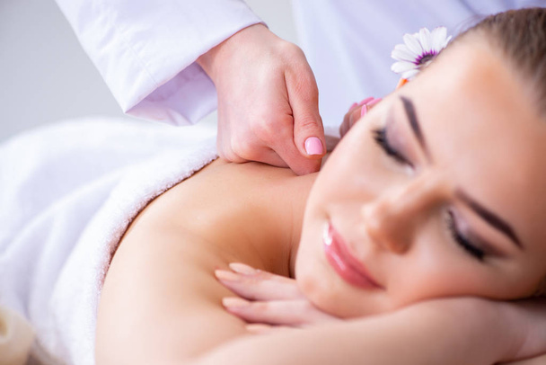 Женщина во время массажа в спа - Фото, изображение