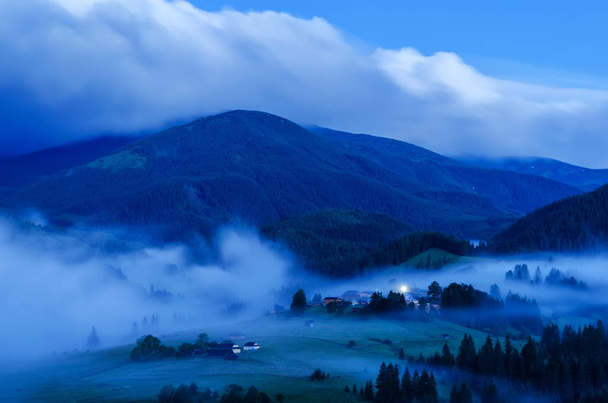gęsta mgła w górach przed wschodem słońca - Zdjęcie, obraz