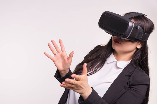 La tecnología y el concepto de la gente - Morena joven posando deliciosamente en gafas VR
 - Foto, Imagen