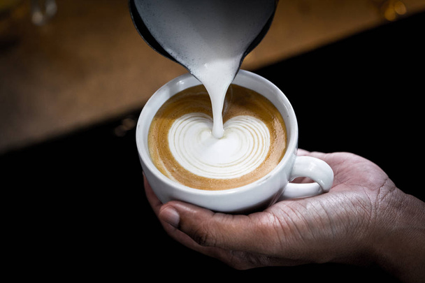 Fabricación de café latte arte, forma de corazón
 - Foto, imagen