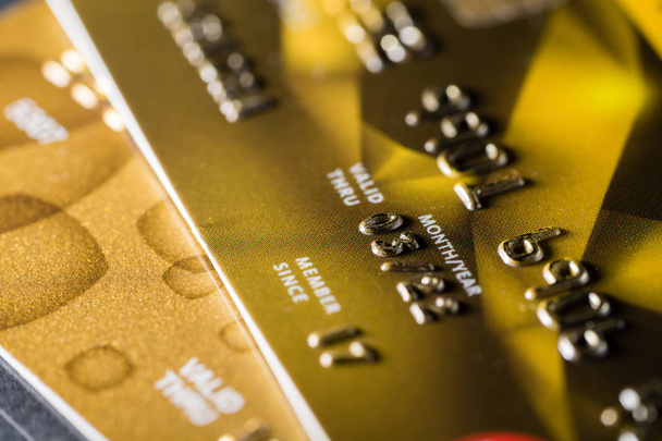 Close-up tiro de cartão de crédito ouro na mesa com foco seletivo sobre ele
 - Foto, Imagem