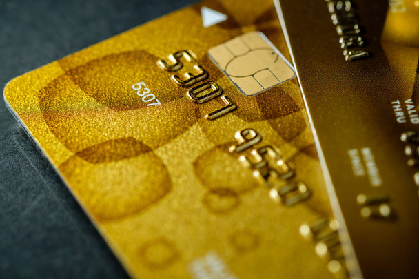 Primer plano de la tarjeta de crédito de oro en la mesa con enfoque selectivo en ella
 - Foto, imagen