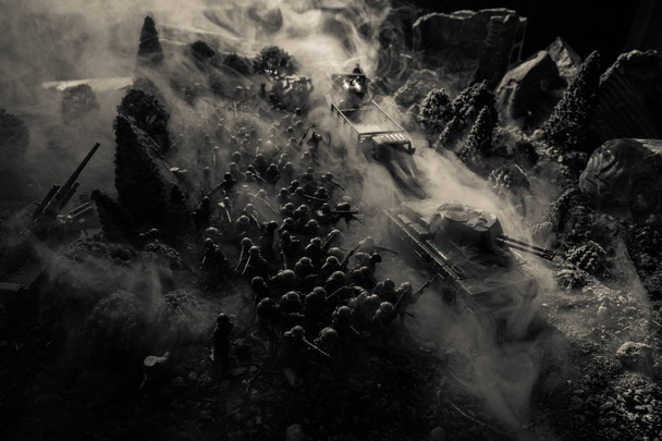 Концепция войны. Военные силуэты боевой сцены на фоне тумана войны, силуэты солдат мировой войны под облачным горизонтом. Бронетехника. Танковая битва. Украшение. Селективный фокус
 - Фото, изображение