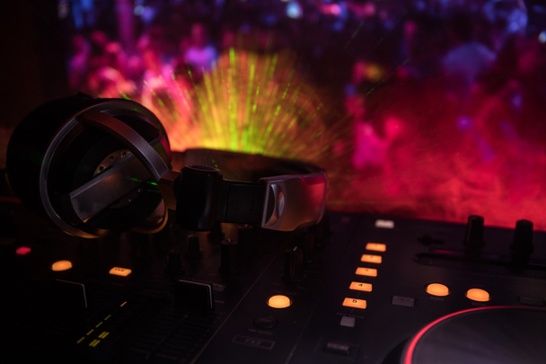 In selectieve aandacht voor Pro dj-controller. De Dj console deejay Bureau op muziek party in discotheek mengen met gekleurde disco lichten. Close-up - Foto, afbeelding