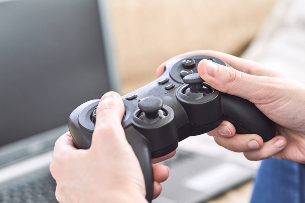 hombre sosteniendo controladores de joystick mientras juega videojuegos en casa
 - Foto, imagen