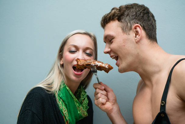 Les jeunes couples aiment manger du steak ensemble
. - Photo, image