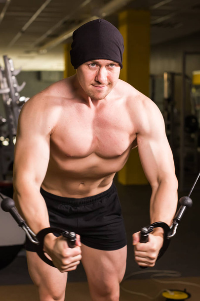 Uomo muscolare che lavora in palestra facendo esercizi, forte maschio nudo busto abs - Foto, immagini