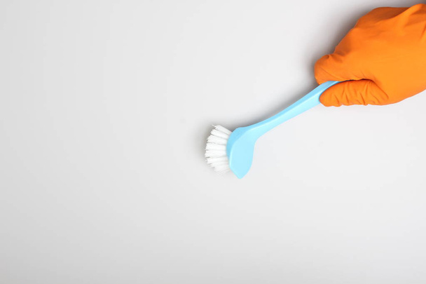 orange glove and blue brush - Фото, зображення