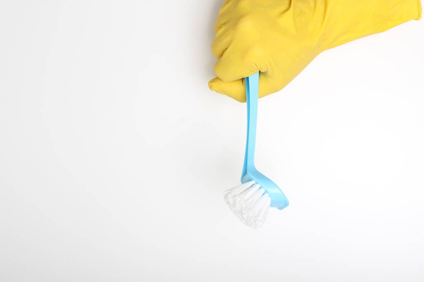 yellow glove brush blue cleaning clean - 写真・画像