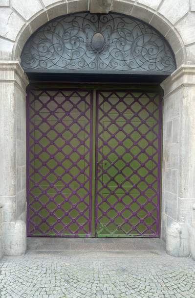 puertas de hierro con casa de ladrillo decorado
 - Foto, Imagen