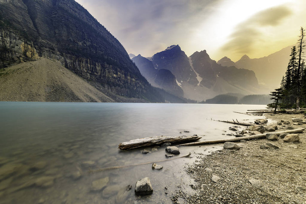 il lago Morena in Canada
 - Foto, immagini