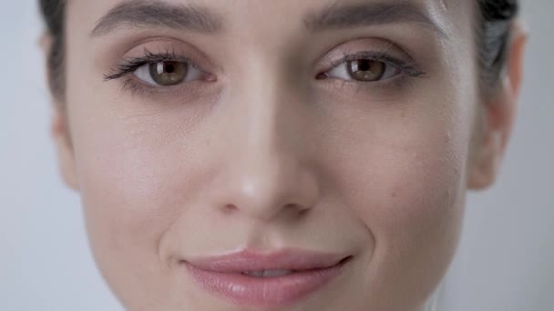 Arcápoló. Érintése a bőr alatti szemét Closeup, vonzó nő - Felvétel, videó
