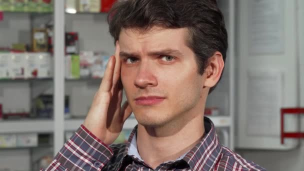 Mladý muž s drží prášky na bolest hlavy - Záběry, video