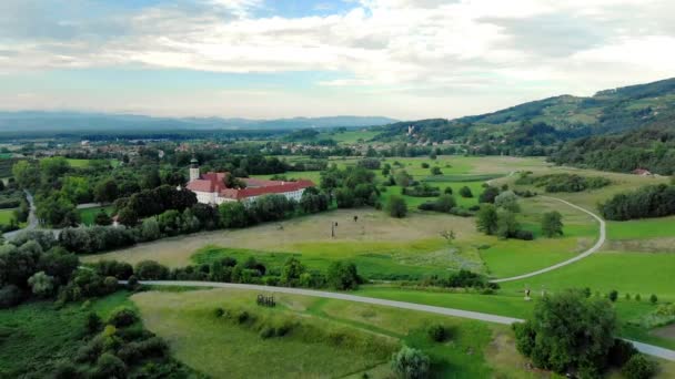 Vue aérienne du monastère cistercien Kostanjevica na Krki, nommé chaleureusement Château Kostanjevica, Slovénie
. - Séquence, vidéo