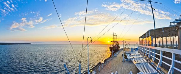 Statek piracki przez molo nad Morzem Bałtyckim, w Sopocie - Polska - Zdjęcie, obraz