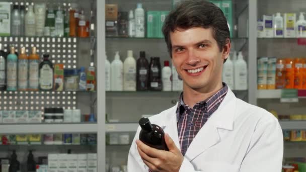 Χαρούμενα φαρμακοποιός δείχνει τους αντίχειρες επάνω ενώ εργαζόταν στο φαρμακείο - Πλάνα, βίντεο