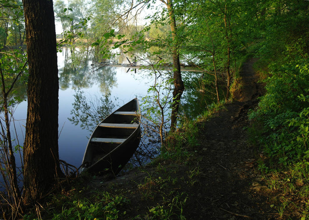 Un barco de pesca junto al río
. - Foto, Imagen