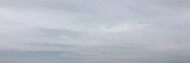 Красивые облака на голубом фоне неба. Облачное небо. Голубое небо с облачной погодой, облако природы. Белые облака, голубое небо и солнце
 - Фото, изображение