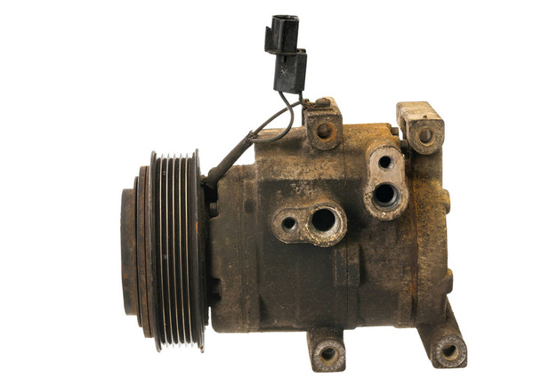 automotive airconditioning compressor, oude stationair motor uit de auto verwijderd - Foto, afbeelding