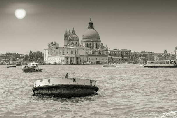 Uitzicht vanaf de Canale Grande op de kerk Santa Maria della Salute in Venetië in Italië in zwart-wit - Foto, afbeelding