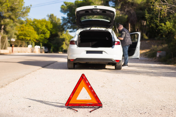 Problemas con el coche en la carretera debe poner una señal de emergencia
 - Foto, imagen
