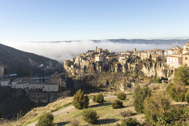 Vue de Cuenca dans un jour brumeux
 - Photo, image