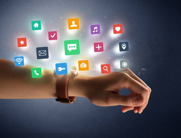 Ženská ruka nosí hodinky smartwatch s app ikony - Fotografie, Obrázek