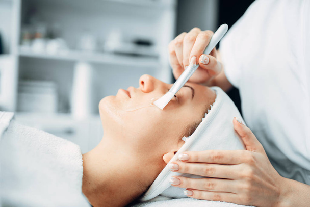 美容師は、女性患者、美容クリニックの若返りの手順です。医療スパ サロンで顔のスキンケア - 写真・画像